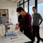 les lycéens en plein TP de chimie