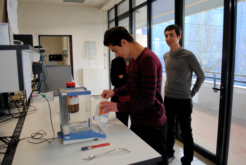 les lycéens en plein TP de chimie