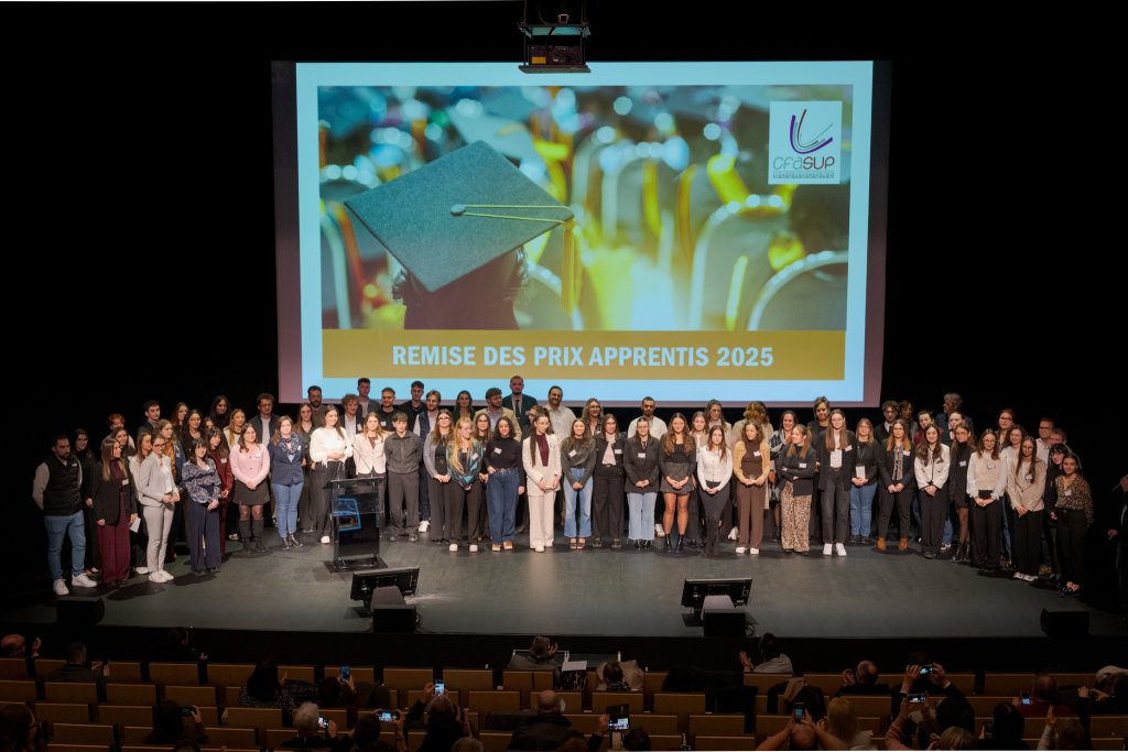 Photo de groupe des apprentis mis à l'honneur par le CFA Sup Bourgogne