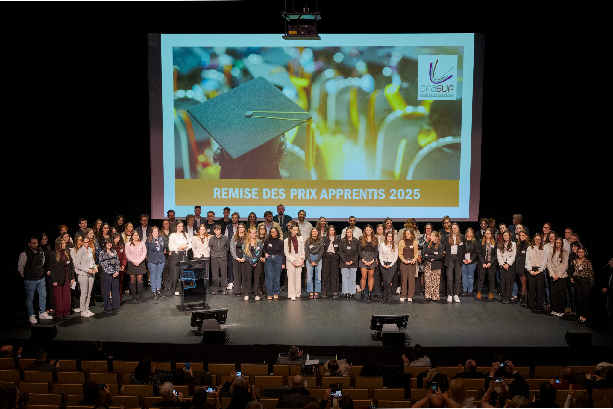 Photo de groupe des apprentis mis à l'honneur par le CFA Sup Bourgogne